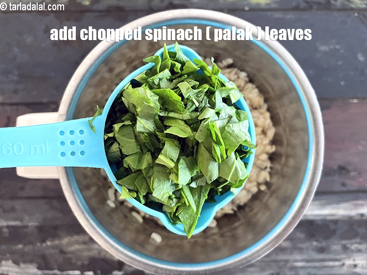 स्टेप 10 – १/२ कप&nbsp;<a href=""https://www.tarladalal.com/glossary-chopped-spinach-hindi-780i"">कटा हुआ पालक</a>&nbsp;<span style=""font-size:11pt""><span style=""font-family:Calibri,sans-serif""><span style=""background-color:white""><span style=""font-family:&quot;Nirmala UI&quot;,sans-serif""><span …