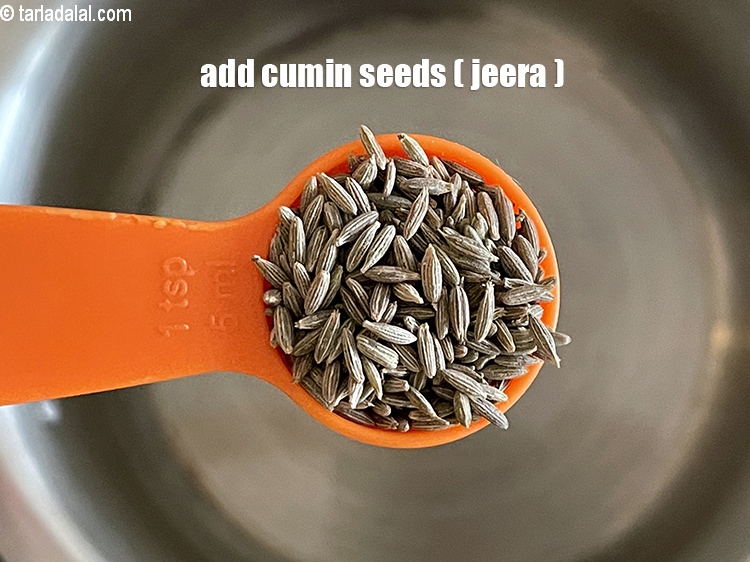 स्टेप 6 – १ टी-स्पून&nbsp;<a href=""https://www.tarladalal.com/glossary-cumin-seeds-jeera-zeera-hindi-381i"">ज़ीरा</a>&nbsp;डालें।