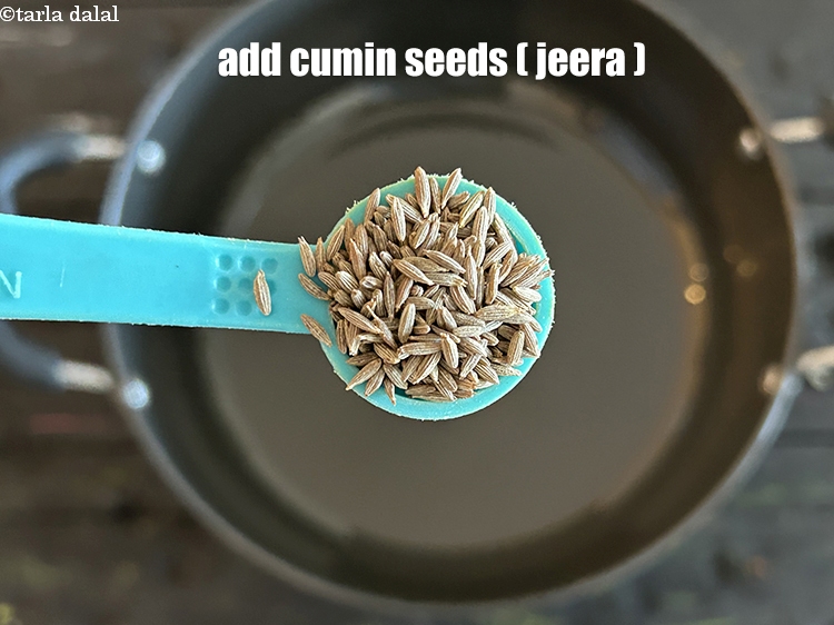 स्टेप 4 – १/२ टी-स्पून&nbsp;जीरा&nbsp;डालें।