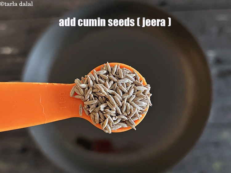 स्टेप 6 – १ टी-स्पून&nbsp;<a href=""https://www.tarladalal.com/glossary-cumin-seeds-jeera-zeera-hindi-381i"">जीरा</a>&nbsp;डालें।