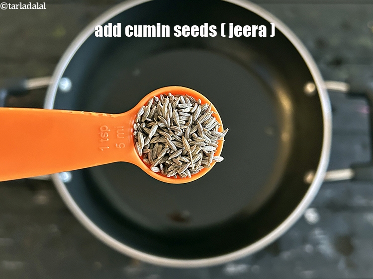 स्टेप 8 – १ टी-स्पून&nbsp;<a href=""https://www.tarladalal.com/glossary-cumin-seeds-jeera-zeera-hindi-381i"">जीरा</a>&nbsp;डालें।