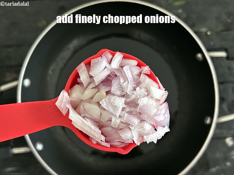स्टेप 6 – १/४ कप&nbsp;बारीक&nbsp;<a href=""https://www.tarladalal.com/glossary-chopped-onions-hindi-722i"">कटा हुआ प्याज़</a>&nbsp;डालें।