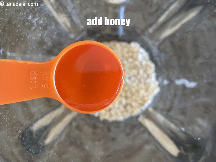 Step 5 – Add <strong>1&nbsp;tsp</strong> honey or maple syrup.