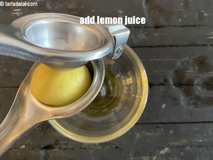 स्टेप 21 – १ टी-स्पून&nbsp;<a href=""https://www.tarladalal.com/glossary-lemon-juice-numbi-ka-ras-nimbu-ka-juice-hindi-471i"">नींबू का रस</a>&nbsp;डालें।&nbsp;&nbsp;