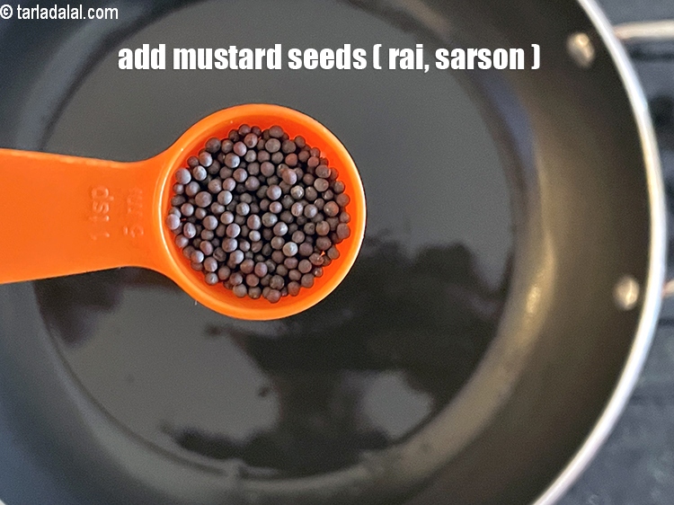 स्टेप 9 – १ टी-स्पून&nbsp;<a href=""https://www.tarladalal.com/glossary-mustard-seeds-sarson-rai-sarson-ke-beej-hindi-525i"">सरसों</a>&nbsp;डालें&nbsp;।