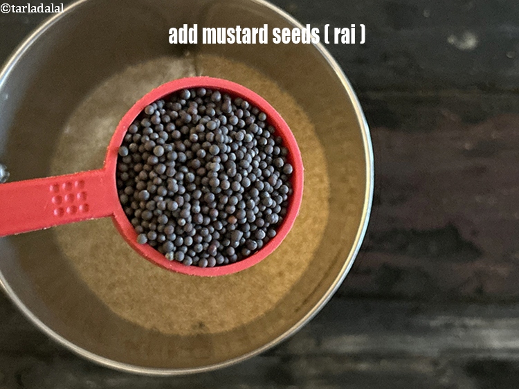स्टेप 9 – १ टेबल-स्पून&nbsp;<a href=""https://www.tarladalal.com/glossary-mustard-seeds-sarson-rai-sarson-ke-beej-hindi-525i"">सरसों</a>&nbsp;डालें&nbsp;&nbsp;।
