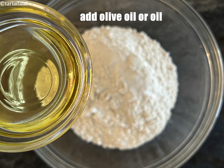 स्टेप 4 – १ टी-स्पून&nbsp;<a href=""https://www.tarladalal.com/glossary-oil-hindi-671i"">तेल</a>&nbsp;डालें।
