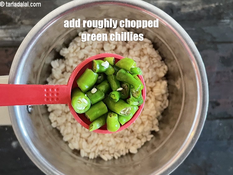 स्टेप 10 – 1 टेबल-स्पून मोटे तौर पर&nbsp;<a href=""https://www.tarladalal.com/glossary-green-chillies-hari-mirch-hindi-331i"" target=""_blank"">हरी मिर्च</a>&nbsp;डालें।