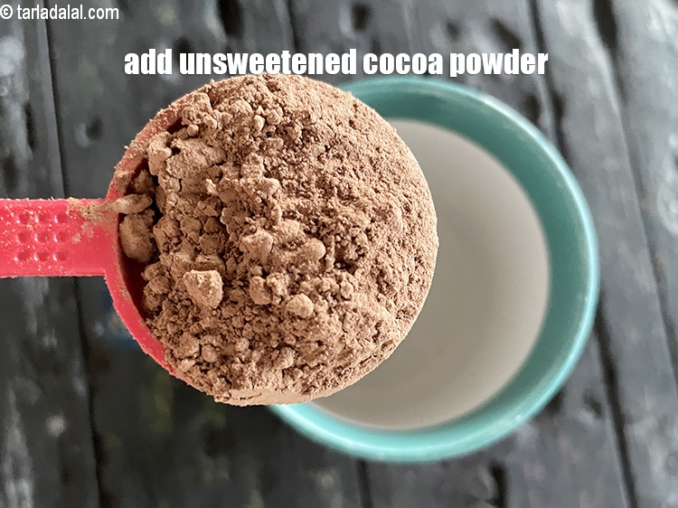 Step 5 – Add&nbsp;1 tbls unsweetened cocoa powder into the&nbsp;mug.