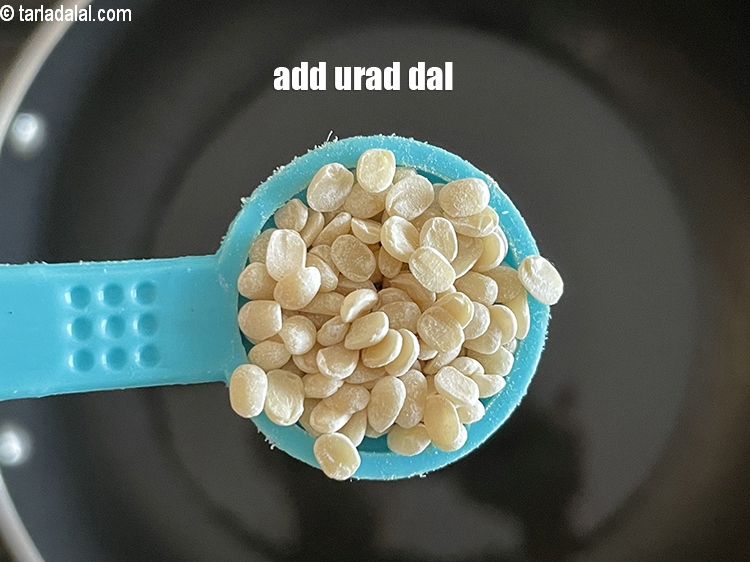 Step 16 – Add&nbsp;<meta charset="UTF-8" />1 1/2 tsp&nbsp;<a href="glossary-urad-dal-split-black-lentil-941i">urad dal (split black lentils)</a>.
