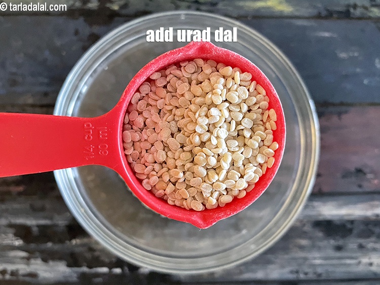 स्टेप 5 – &nbsp;१/४ कप&nbsp;<a href=""https://www.tarladalal.com/glossary-urad-dal-split-black-lentil-hindi-941i"">उड़द दाल</a>&nbsp;डालें।