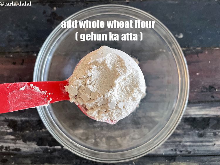 स्टेप 4 – १/४ कप&nbsp;<a href=""https://www.tarladalal.com/glossary-whole-wheat-flour-gehun-ka-atta-gehun-ka-aata-hindi-429i"">गेहूं का आटा</a>&nbsp;&nbsp;डालें।