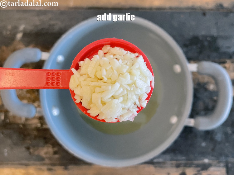 स्टेप 11 – 1 १ टेबल-स्पून&nbsp;बारीक&nbsp;<a href=""https://www.tarladalal.com/glossary-chopped-garlic-hindi-790i"">कटा हुआ लहसुन</a>&nbsp;डालें।