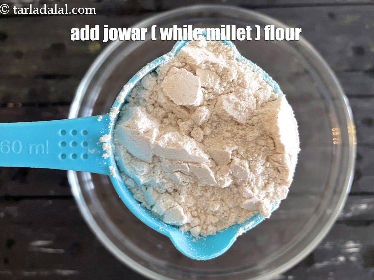 स्टेप 4 – १/२ कप&nbsp;<a href=""https://www.tarladalal.com/glossary-jowar-flour-jowar-ka-atta-white-millet-flour-sorghum-flour-hindi-483i"">ज्वार का आटा</a>&nbsp;डालें।
