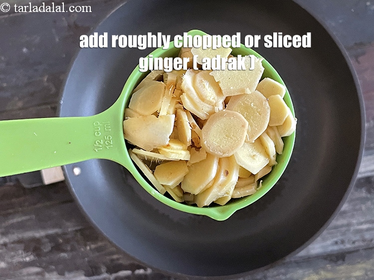स्टेप 4 – १/२ कप&nbsp;<a href=""https://www.tarladalal.com/glossary-chopped-ginger-hindi-786i"">कटा हुआ अदरक</a> या स्लाईस्ड अदरक डालें।