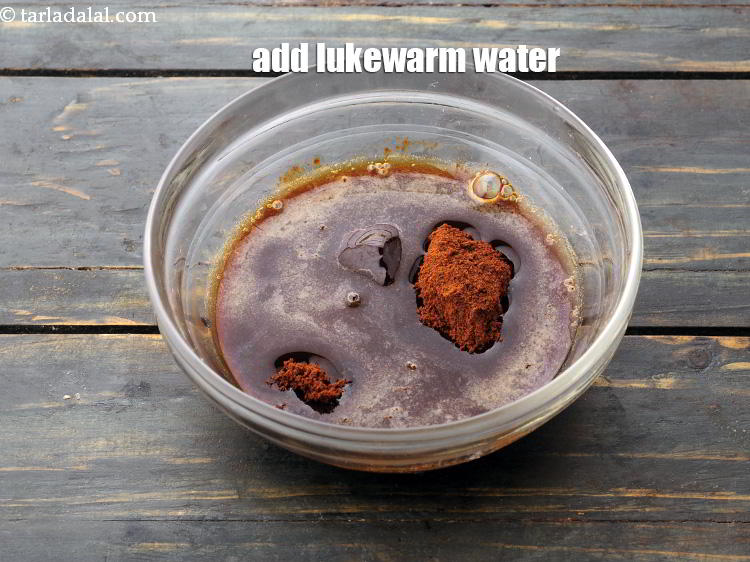 स्टेप 9 – २ टेबल-स्पून गुनगुना पानी डालें।
