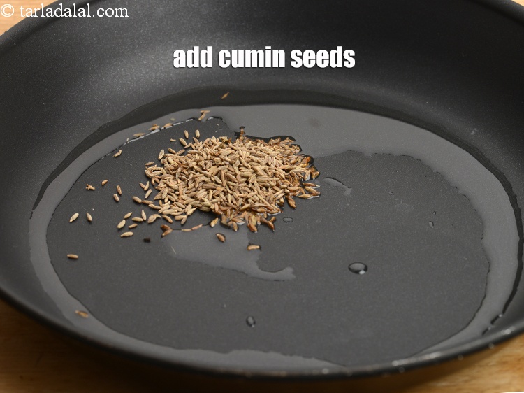स्टेप 6 – १ टी-स्पून&nbsp;<a href=""https://www.tarladalal.com/glossary-cumin-seeds-jeera-zeera-hindi-381i"">जीरा</a>&nbsp;डालें।