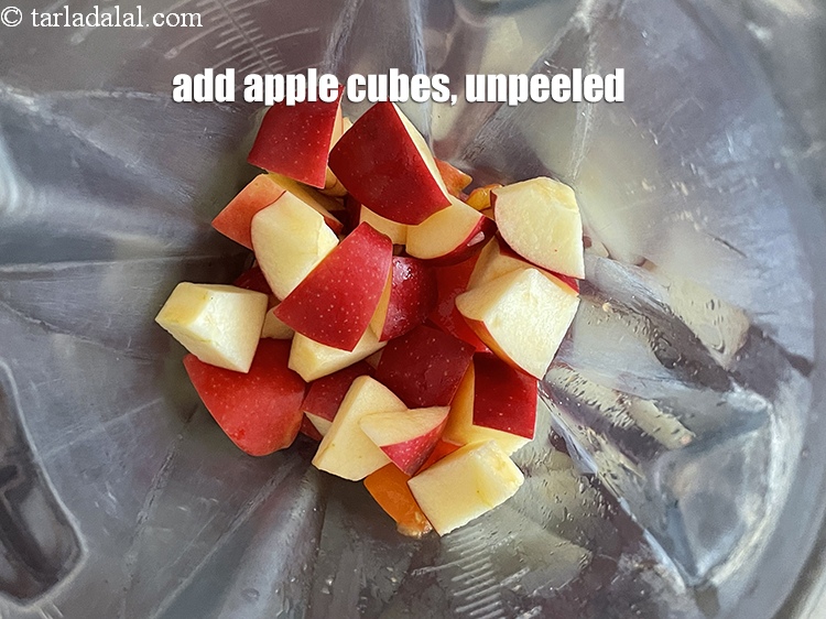 स्टेप 16 – १ १/२ कप&nbsp;<a href=""https://www.tarladalal.com/glossary-chopped-apple-hindi-56i"">कटा हुआ सेब</a> (बिना छिला हुआ) डालें।