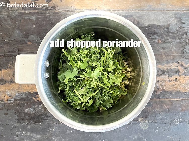 स्टेप 10 – १ १/२ कप&nbsp;मोटा&nbsp;<a href=""https://www.tarladalal.com/glossary-chopped-coriander-hindi-783i"">कटा हुआ हरा धनिया</a>&nbsp;डालें।