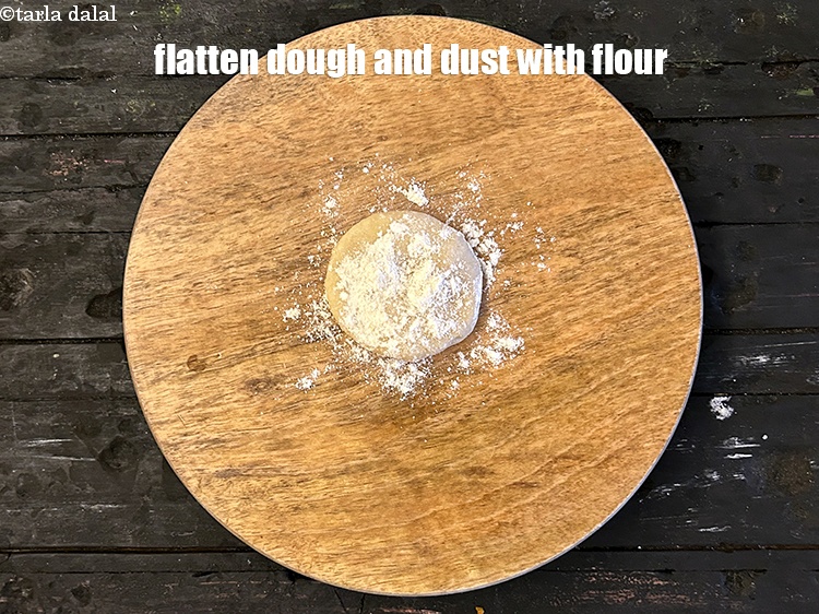स्टेप 11 – आटे को चपटा करें और उस पर आटा छिड़कें।&nbsp;