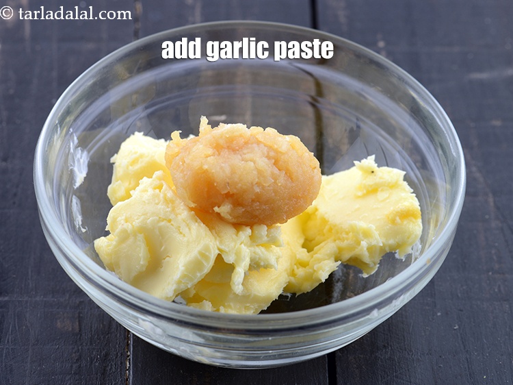 Step 4 – Add 1 tbsp <a href="https://www.tarladalal.com/glossary-garlic-paste-lehsun-ki-paste-lahsun-ki-paste-350i">garlic (lehsun) paste</a>.