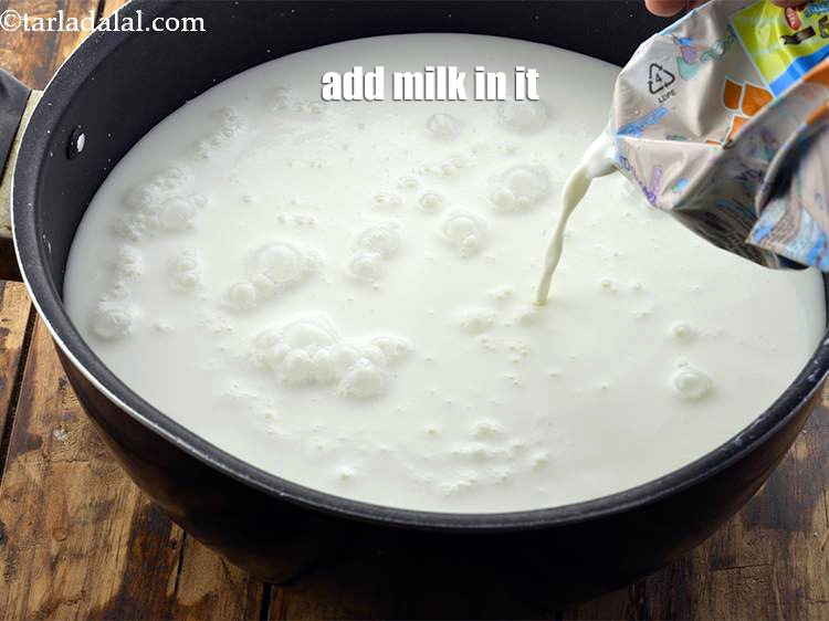 Step 2 – Add 1 litre of milk in it.&nbsp;