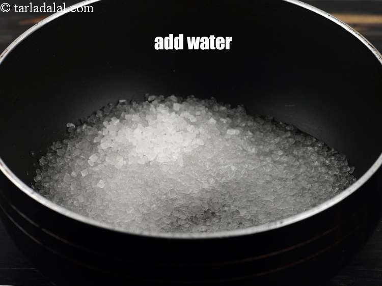 स्टेप 7 – 1/4 कप पानी डालें।