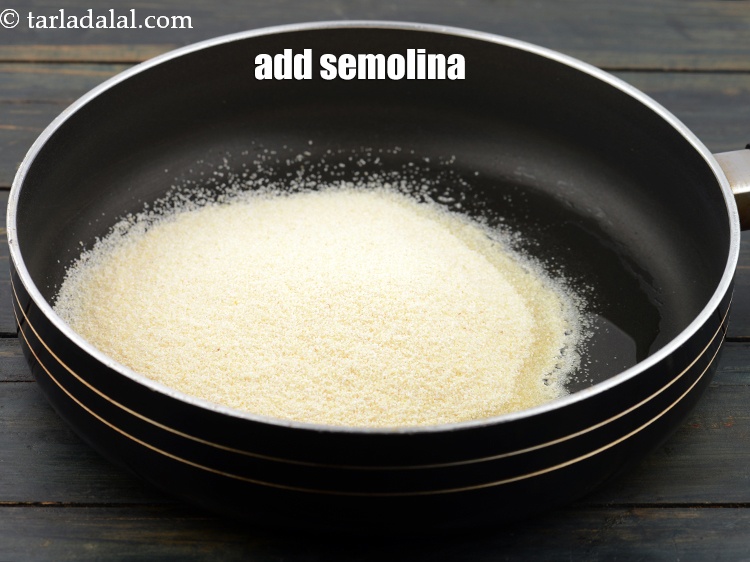 स्टेप 4 – /४ कप&nbsp;<a href=""https://www.tarladalal.com/glossary-semolina-sooji-rava-rawa-hindi-603i"">सूजी</a>&nbsp;डालें।