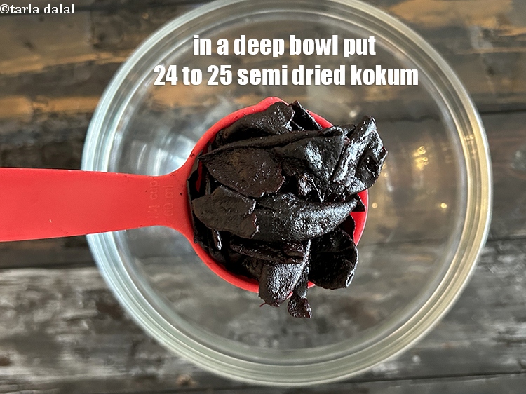स्टेप 4 – एक गहरे कटोरे में&nbsp;२४ से २५&nbsp;<a href=""https://www.tarladalal.com/glossary-semi-dried-kokum-hindi-2398i"">अर्धसूखे कोकम</a>&nbsp;डालें ।