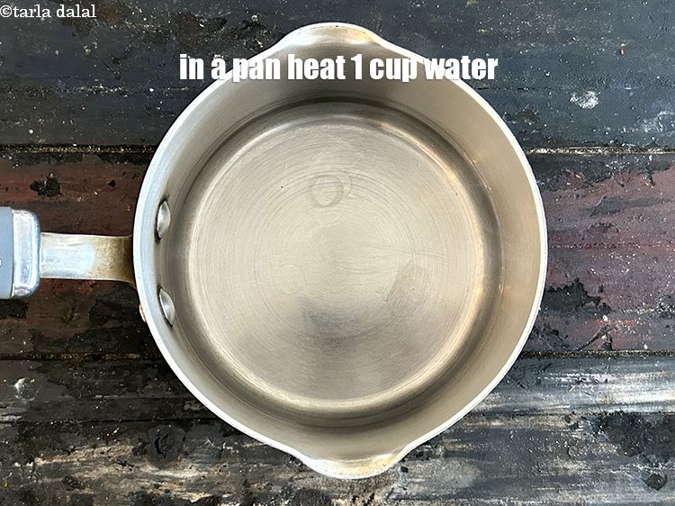 स्टेप 4 – एक पैन में 1 कप पानी गर्म करें।