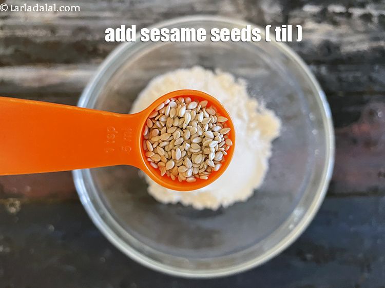 स्टेप 5 – १ टी-स्पून&nbsp;<a href=""https://www.tarladalal.com/glossary-sesame-seeds-til-gingelly-seeds-hindi-612i"">तिल</a>&nbsp;डालें।
