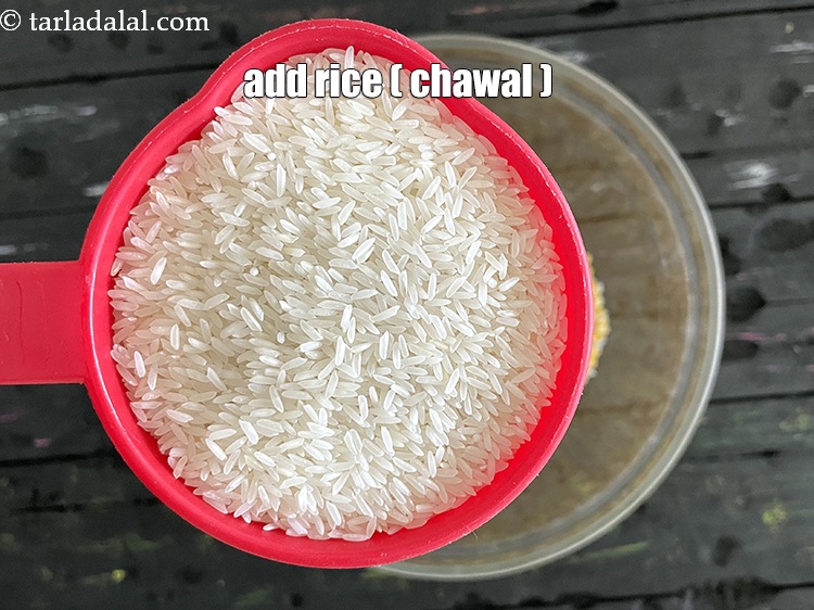 स्टेप 4 – १ कप <a href=""https://www.tarladalal.com/glossary-rice-chawal-hindi-533i"">चावल</a> डालें।
