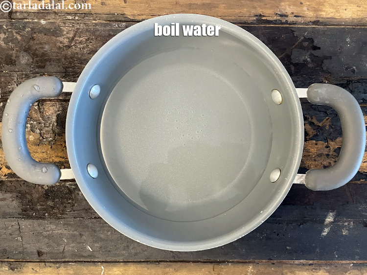 स्टेप 4 – एक नॉन स्टिक पैन में पानी को उबाल लें।