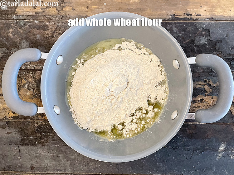 स्टेप 48 – १ १/४ कप <a href=""https://www.tarladalal.com/glossary-whole-wheat-flour-gehun-ka-atta-gehun-ka-aata-hindi-429i"" target=""_blank"">गेहूं का आटा</a> का डालें।