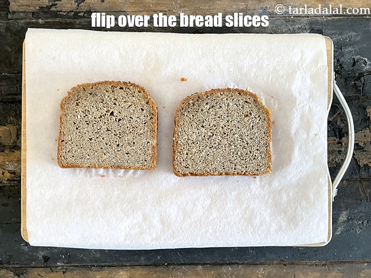 स्टेप 21 – ब्रश किए हुए ब्रेड स्लाइस को पलटें।