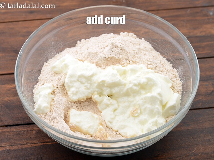 स्टेप 5 – ३/४ कप&nbsp;<a href=""https://www.tarladalal.com/glossary-curd-dahi-yogurt-yoghurt-hindi-383i"">दही</a>&nbsp;डालें।&nbsp;&nbsp;