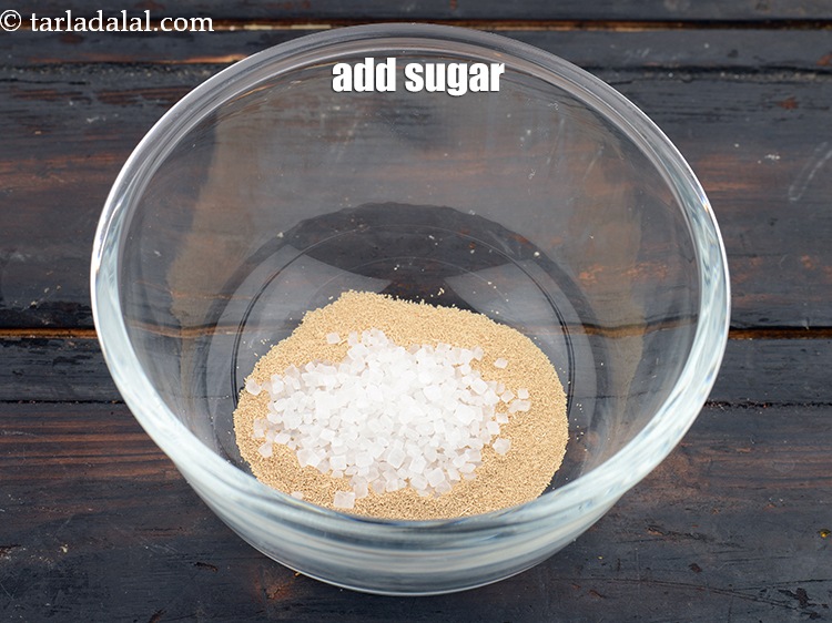 स्टेप 4 – १ टी-स्पून&nbsp;<a href=""https://www.tarladalal.com/glossary-sugar-chini-shakkar-hindi-278i"">चीनी</a>&nbsp;डालें।&nbsp;