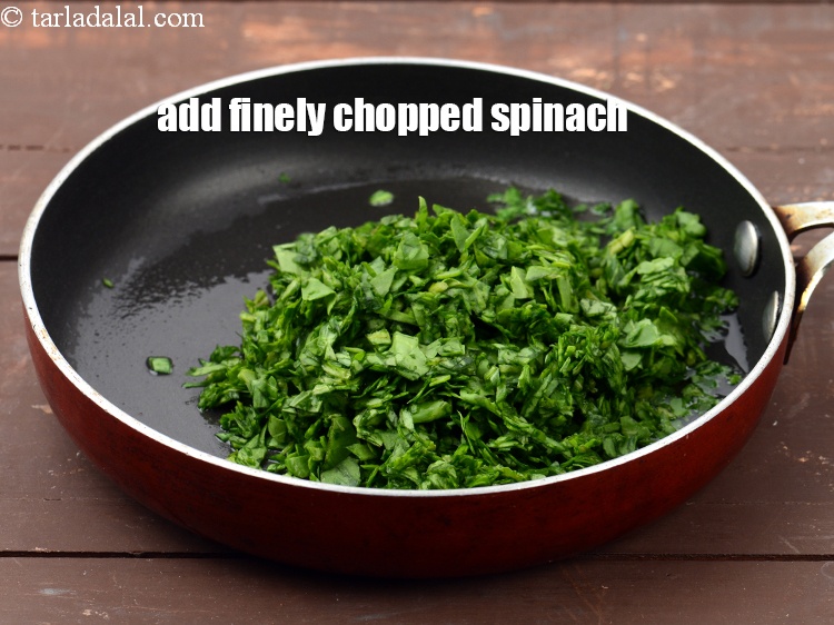 स्टेप 4 – १/२ कप&nbsp;बारीक&nbsp;<a href=""https://www.tarladalal.com/glossary-chopped-spinach-hindi-780i"">कटी हुई पालक</a>&nbsp;डालें ।