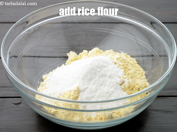 Step 7 – Add 2 tbsp&nbsp;<a href="https://www.tarladalal.com/glossary-rice-flour-chawal-ka-atta-534i">rice flour (chawal ka atta)</a>.&nbsp;