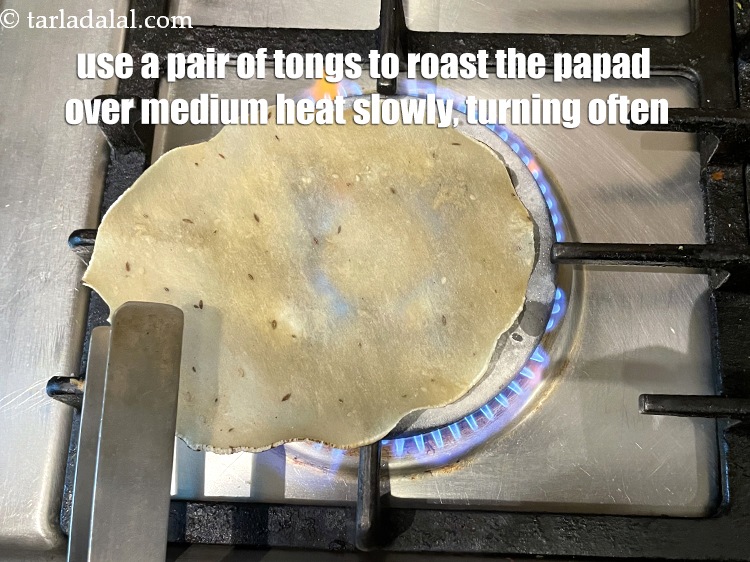 स्टेप 4 – चिमटे का प्रयोग करके खिचिया पापड़ को मध्यम आंच पर …