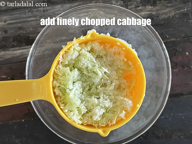 स्टेप 4 – ३/४ कप&nbsp;बारीक&nbsp;<a href=""https://www.tarladalal.com/glossary-chopped-cabbage-hindi-781i"">कटी पत्तागोभी</a>&nbsp;डालें।&nbsp;&nbsp;