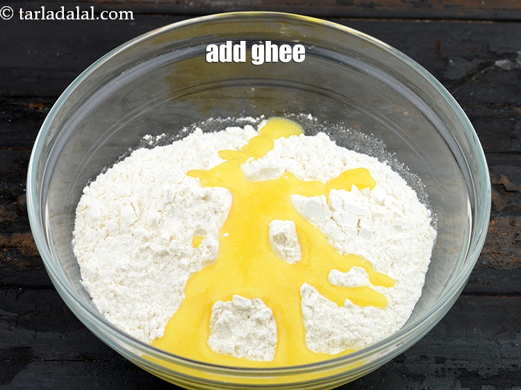 स्टेप 4 – ३ टेबल-स्पून&nbsp;<a href=""https://www.tarladalal.com/glossary-ghee-hindi-245i"">घी</a>&nbsp;डालें।&nbsp;घी परांठे को नरम और परतदार बनाने में …