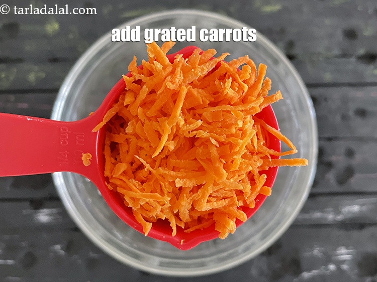 स्टेप 4 – कद्दूकस की हुई गाजर डालें।&nbsp;वेजी प्रेमी इसमें अधिक सब्जियां जैसे …
