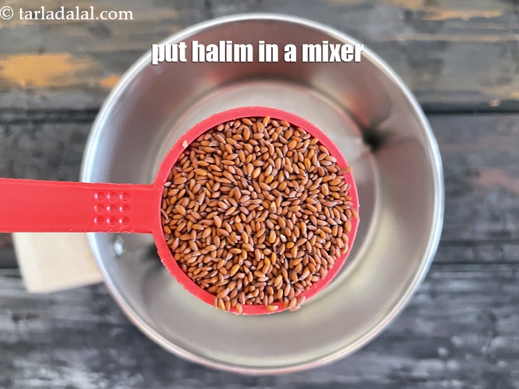 स्टेप 4 – एक मिक्सर में&nbsp;१&nbsp; टेबल-स्पून&nbsp;<a href=""https://www.tarladalal.com/glossary-garden-cress-seeds-halim-halim-ke-beej-hindi-409i"">हलीम के बीज</a>&nbsp;डालें।