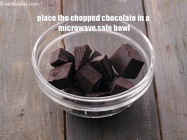 स्टेप 4 – मोटे तौर पर कटी हुई चॉकलेट को माइक्रोवेव सेफ बाउल …