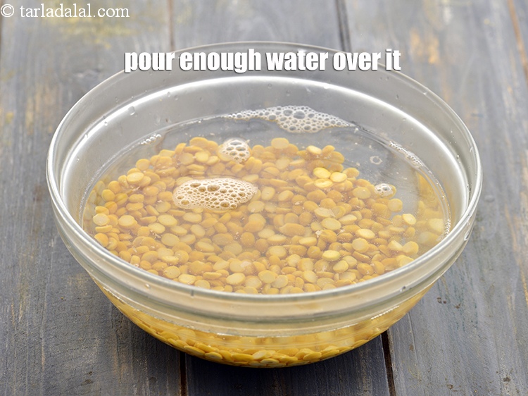 स्टेप 2 – इसके ऊपर पर्याप्त पानी डालें।