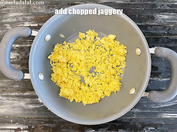 स्टेप 5 – १/२ कप&nbsp;<a href=""https://www.tarladalal.com/glossary-chopped-jaggery-hindi-946i"">कटा हुआ गुड़</a>&nbsp;डालें।