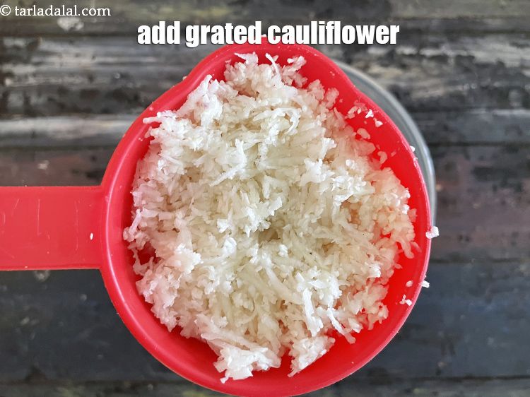 स्टेप 6 – ३/४ कप&nbsp;<a href=""https://www.tarladalal.com/glossary-grated-cauliflower-hindi-994i"">कद्दूकस की हुई फूलगोभी</a>&nbsp;डालें।