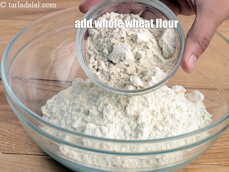 स्टेप 4 – १/४ कप&nbsp;<a href=""https://www.tarladalal.com/glossary-whole-wheat-flour-gehun-ka-atta-gehun-ka-aata-hindi-429i"">गेहूं का आटा</a>&nbsp;<span style=""font-size:11.0pt""><span style=""background-color:white""><span style=""font-family:&quot;Nirmala UI&quot;,sans-serif""><span style=""color:black"">डालें।</span></span></span></span>