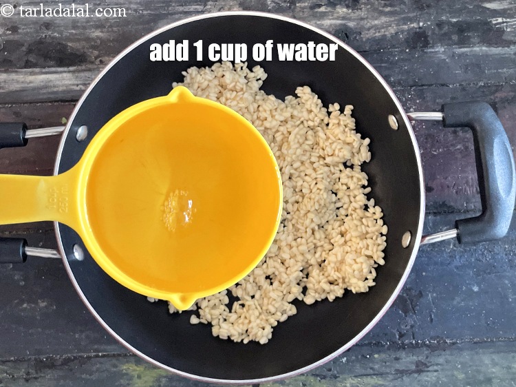 स्टेप 10 – 1 कप पानी डालें।